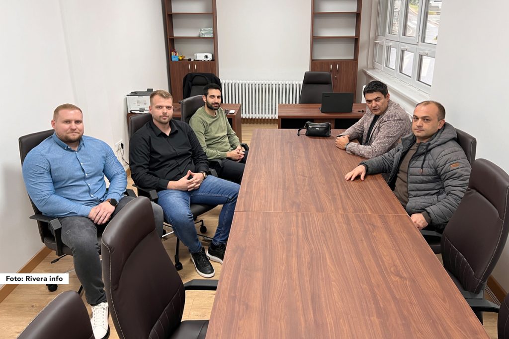 Kancelarija za mlade u Ljuboviji ponovo je pokrenuta pre dve godine, a u prethodnim danima je adaptirana i opremljena novim nameštajem. Predsednik Opštine Ljubovija Milan Jovanović, načelnik Opštinske uprave Vladimir Petrović i član Opštinskog veća Aleksandar Perić posetili su Kancelariju za mlade koja je sada potpuno spremna za rad i ostvarenje postavljenih ciljeva.