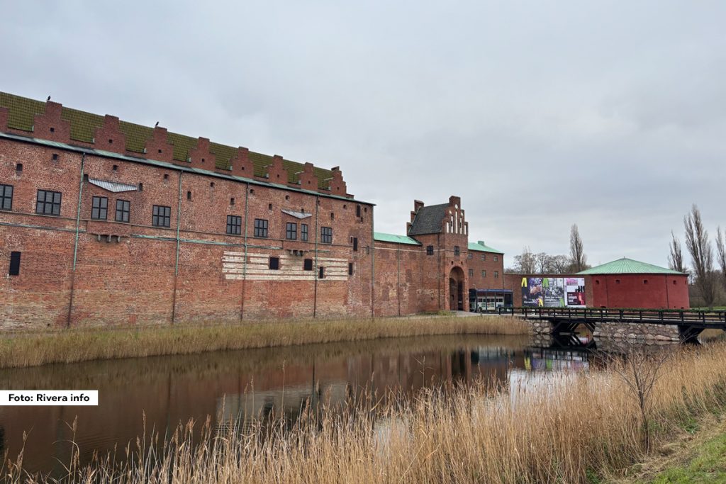 Malmöhus Slott ili Dvorac Malmea, najstariji očuvani renesansni dvorac u Skandinaviji, ponosno stoji u centru Malmea kao simbol bogate istorije i kulturnog nasleđa ovog grada. Sagrađen u 16. veku, dvorac je kroz vekove bio kraljevska rezidencija, tvrđava, pa čak i zatvor, a danas je jedno od najposećenijih mesta u Malmeu.