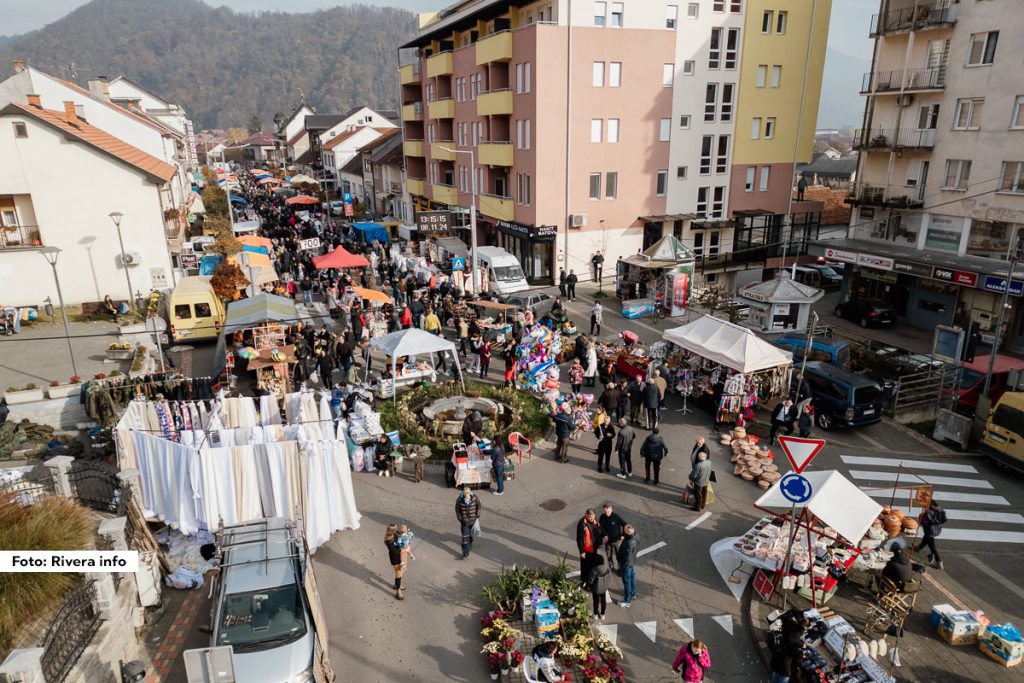 I ove godine, 5. put po redu, u Ljuboviji je u glavnoj ulici održan “Azbukovački bazar”, manifestacija nastala na temeljima mitrovdanskog vašara čija tradicija se održava nekoliko decenija unazad. Događaj ima za cilj okupljanje izlagača iz različitih delova Srbije, proizvođače domaćih i tradicionalno pripremljenih proizvoda.