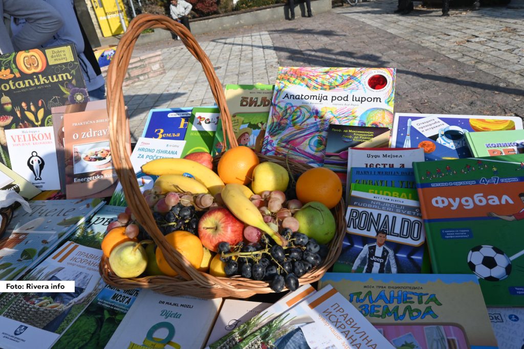 Narodna biblioteka Osečina već osmu godinu za redom 31. oktobra obeležava mesec zdrave ishrane na gradskom trgu akcijom pod nazivom ,,Čitaj o zdravom, hrani se zdravo“. Akcija ima za cilj da bibliotekari predstave deci, kao i sugrađanima deo bogatog fonda publikacija o uzgajanju, principima pravilnog odabira namirnica, načina njihove pripreme i umerenog i izbalansiranog konzumiranja zdrave hrane. To podrazumeva rano učenje o odgovornom odnosu, ne samo prema sopstvenom zdravlju, već i prema čitavoj planeti, uz razvijanje osećaja solidarnosti prema svim ljudima koji na njoj žive.