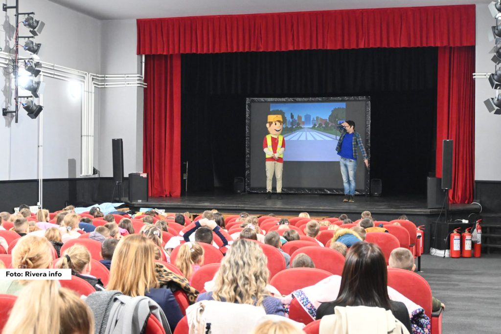 Za đake prvake i predškolce iz opštine Osečina u Narodnoj biblioteci Osečina odigrana je edukativna predstava „Pažljivkova pravila u saobraćaju“.