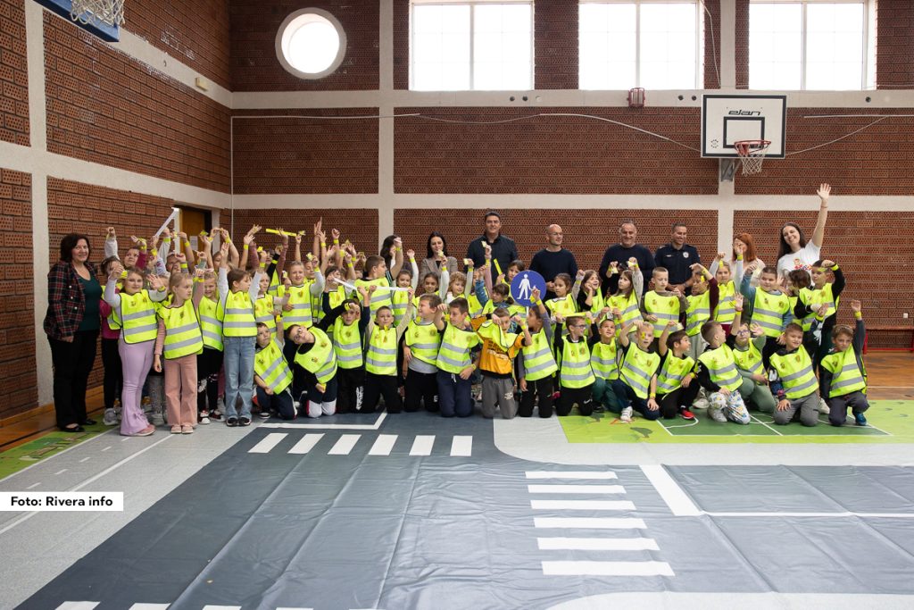 Na teritoriji opštine Ljubovija u petak je realizovana kampanja o bezbednosti svih učesnika u saobraćaju pod nazivom “Pažljivo sa životima”. Kampanja je imala za cilj podizanje svesti o važnosti pravilnog ponašanja u saobraćaju i uključivanje svih ugroženih kategorija u saobraćaju (deca, mladi, pešaci, biciklisti, motociklisti, traktoristi, vozači putničkih i teretnih vozila, starije osobe 65+) kako bi im se ukazalo na najčešće greške koje prave i kako bi izmenili pogrešno formirane stavove o bezbednosti u saobraćaju.