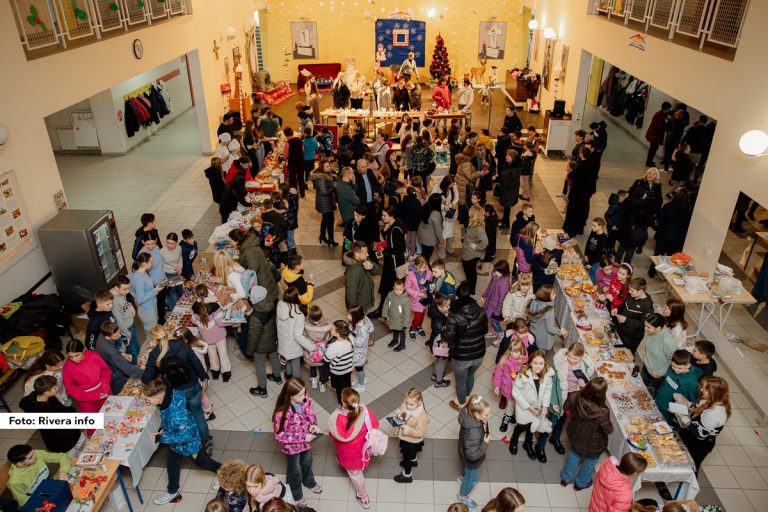 U Osnovnoj školi "Petar Vragolić" u Ljuboviji 26. decembra 2024. godine održan je Novogodišnji humanitarni bazar, koji je okupio učenike, nastavnike i širu zajednicu u cilju prikupljanja sredstava za lečenje dece sa teritorije opštine Ljubovija. Na ovom događaju prikupljeno je 128.060 dinara.
