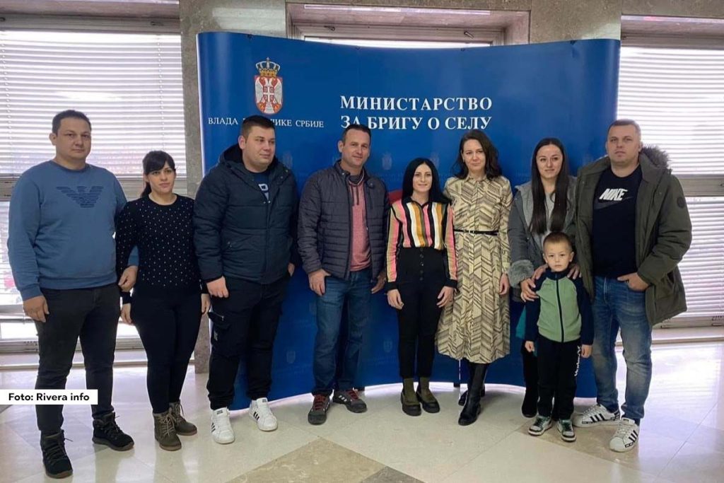 U Palati Srbija potpisani su ugovori o dodeli sredstava za kupovinu seoskih kuća na teritoriji opštine Bogatić, u saradnji sa Ministarstvom za brigu o selu. Zahvaljujući ovom programu, još pet kuća u ruralnim područjima dobiće svoje stanovnike. 