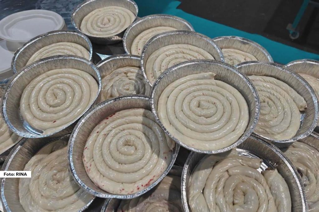 Braća blizanci Predrag i Nenad Srdanović iz sela Uzveće kod Bogatića razvili su revoluciju u pekarstvu – prvu potpuno automatizovanu mašinu za pravljenje bureka, baklava i mantija. Ova inovacija ne samo da rešava problem nedostatka radne snage u pekarama, već omogućava održavanje konstantnog kvaliteta proizvoda uz maksimalnu efikasnost.