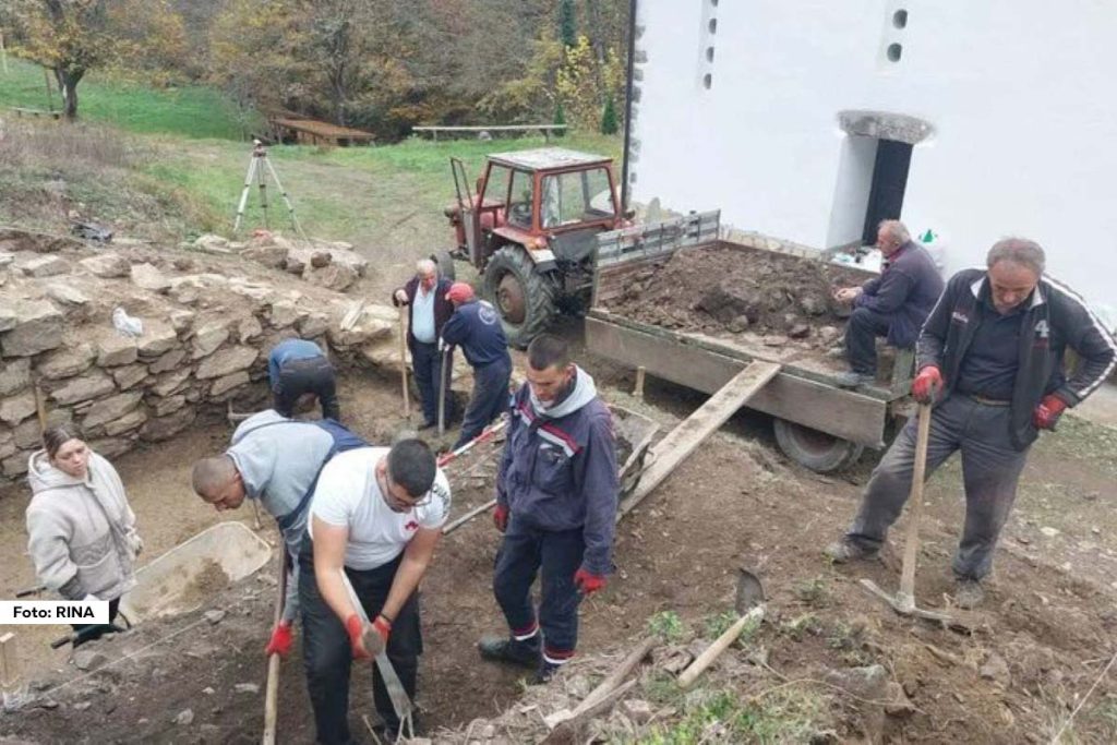 Arheolozi su završili opsežna iskopavanja u porti manastira Pustinja, što je dovelo do velikog otkrića. Istraženi su ostaci manastirske crkve posvećene Svetom Simeonu Srpskom, a nalaz olovnog pečata sa natpisom potvrdio je ovu tezu.
