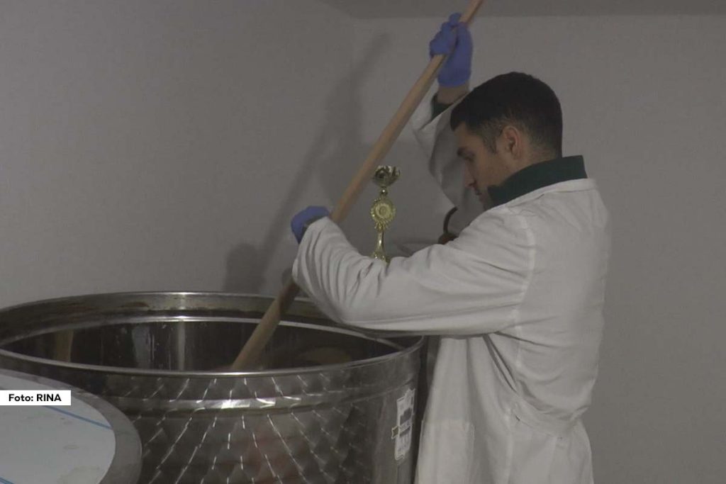 U selu Bioska, kod Užica, Predrag Simić i njegova baka Dobrinka postali su najveći proizvođači vodnjike na Balkanu. Ovaj lekoviti napitak, koji se u tom kraju tradicionalno sprema kao obavezni deo zimnice, sada je i njihov posao iz snova, a njihov uspeh rezultat je ljubavi prema tradiciji i inovativnosti.