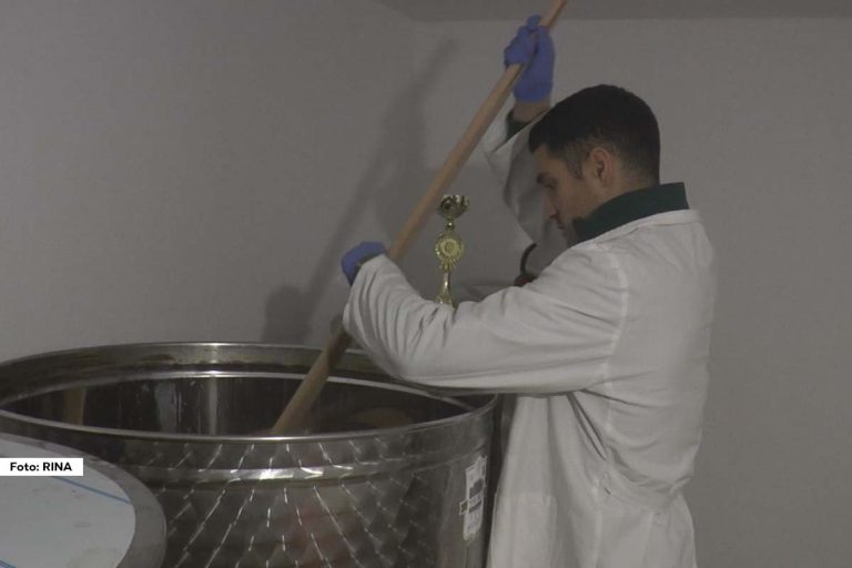 U selu Bioska, kod Užica, Predrag Simić i njegova baka Dobrinka postali su najveći proizvođači vodnjike na Balkanu. Ovaj lekoviti napitak, koji se u tom kraju tradicionalno sprema kao obavezni deo zimnice, sada je i njihov posao iz snova, a njihov uspeh rezultat je ljubavi prema tradiciji i inovativnosti.
