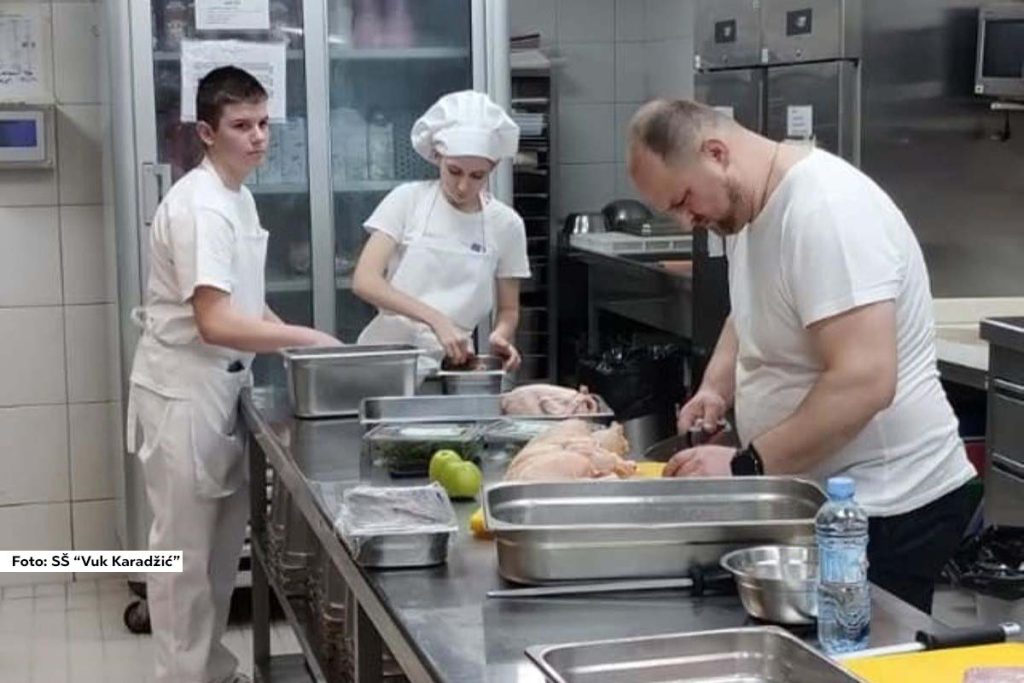 Grupa učenika Srednje škole "Vuk Karadžić" iz Ljubovije trenutno se nalazi na edukativnoj ekskurziji u planinskom centru "Divčibare", gde imaju jedinstvenu priliku da se upuste u svet profesionalnog kuvanja.