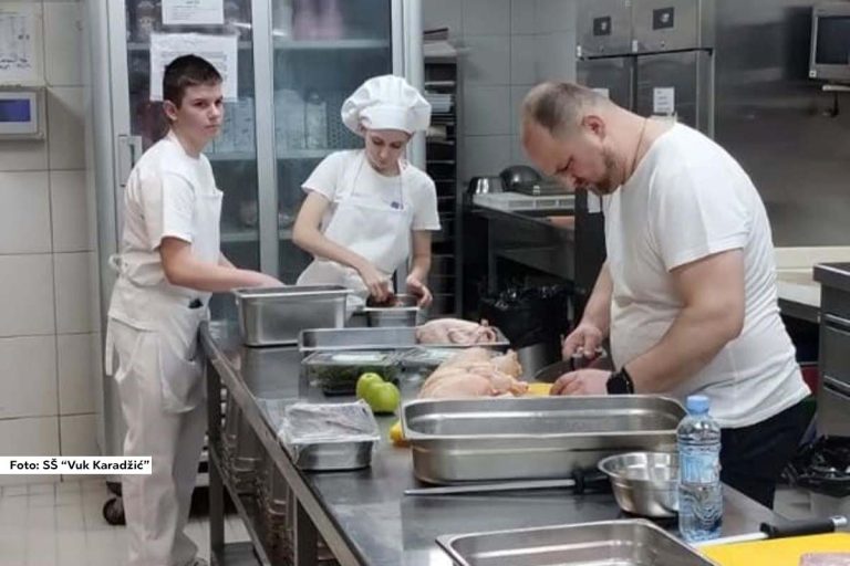 Grupa učenika Srednje škole "Vuk Karadžić" iz Ljubovije trenutno se nalazi na edukativnoj ekskurziji u planinskom centru "Divčibare", gde imaju jedinstvenu priliku da se upuste u svet profesionalnog kuvanja.