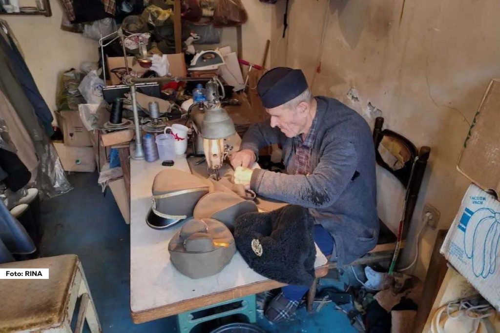 Đorđe Jokić, krojač iz Užica, i u svojoj 90. godini ne odustaje od zanata. U svojoj radionici, koja je jedna od retkih preostalih zanatskih radnji u gradu, Đorđe izrađuje tradicionalne srpske šajkače, šubare i šapke.