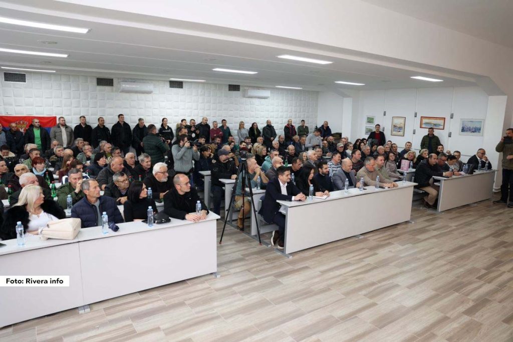Nakon tri meseca, kao što je i obećano, ministar za javna ulaganja Darko Glišić, i predsednik opštine Ljubovija Milan Jovanović, ponovo su se sastali sa građanima Ljubovije kako bi razgovarali o pitanjima vezanim za vodosnabdevanje. Drugi radni sastanak bio je nastavak konstruktivnog dijaloga o unapređenju infrastrukturnih kapaciteta, koji je započet pre tri meseca. Sastanku je prisustvovala i pomoćnica ministra, Marija Jovanović.