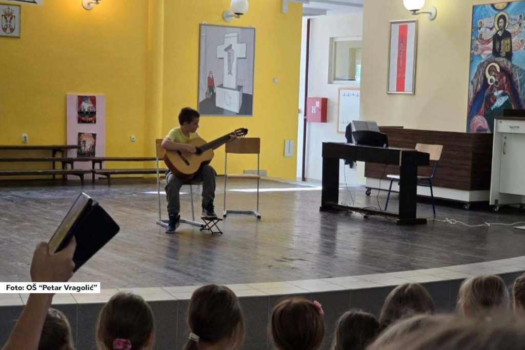 U susret predstojećim novogodišnjim i božićnim praznicima, OŠ „Petar Vragolić“ iz Ljubovije pripremila je raznovrstan program aktivnosti koji će obogatiti poslednju nedelju decembra. Škola će organizovati niz kreativnih radionica i događaja, a sve u cilju promovisanja humanosti i lepote darivanja i druženja.