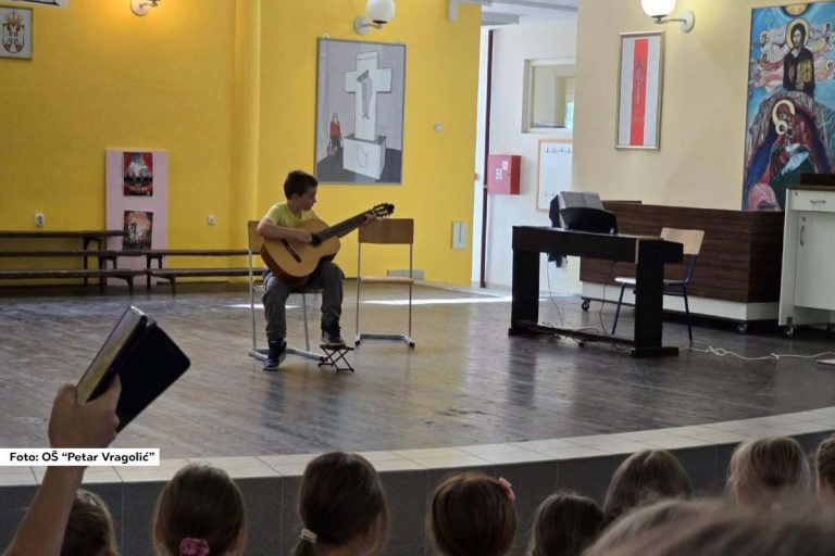 U susret predstojećim novogodišnjim i božićnim praznicima, OŠ „Petar Vragolić“ iz Ljubovije pripremila je raznovrstan program aktivnosti koji će obogatiti poslednju nedelju decembra. Škola će organizovati niz kreativnih radionica i događaja, a sve u cilju promovisanja humanosti i lepote darivanja i druženja.