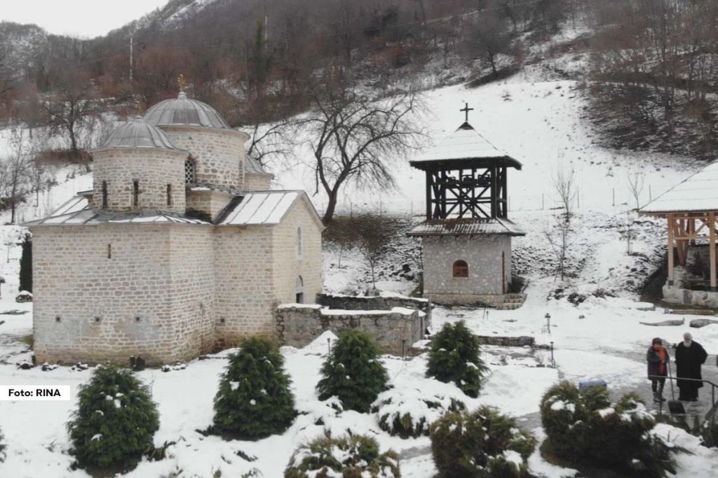 Manastir Davidovica, skriven u mestu Brodarevo kod Prijepolja, predstavlja jednu od najvažnijih srpskih svetinja, čija istorija datira još iz 13. veka. Ovaj manastir, podignut na temeljima vizantijske bazilike, čuva mošti tri potomka dinastije Nemanjić, a njegova istorijska vrednost čini ga nezaobilaznim spomenikom srpske crkvene i kulturne baštine.