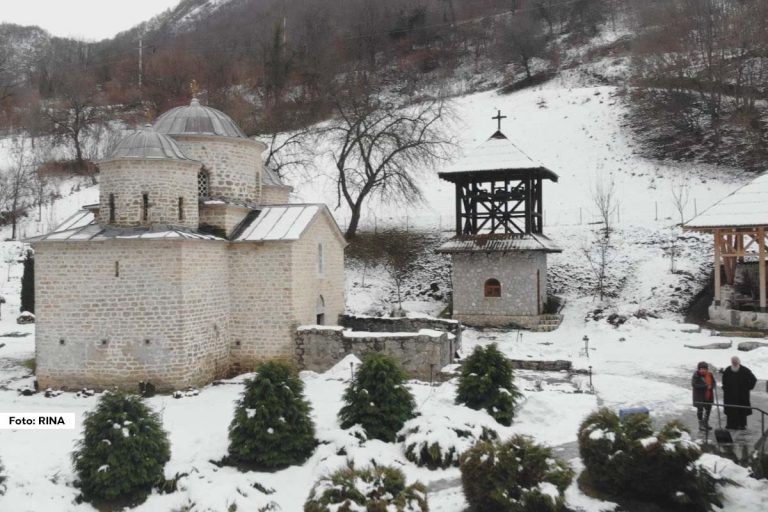 Manastir Davidovica, skriven u mestu Brodarevo kod Prijepolja, predstavlja jednu od najvažnijih srpskih svetinja, čija istorija datira još iz 13. veka. Ovaj manastir, podignut na temeljima vizantijske bazilike, čuva mošti tri potomka dinastije Nemanjić, a njegova istorijska vrednost čini ga nezaobilaznim spomenikom srpske crkvene i kulturne baštine.