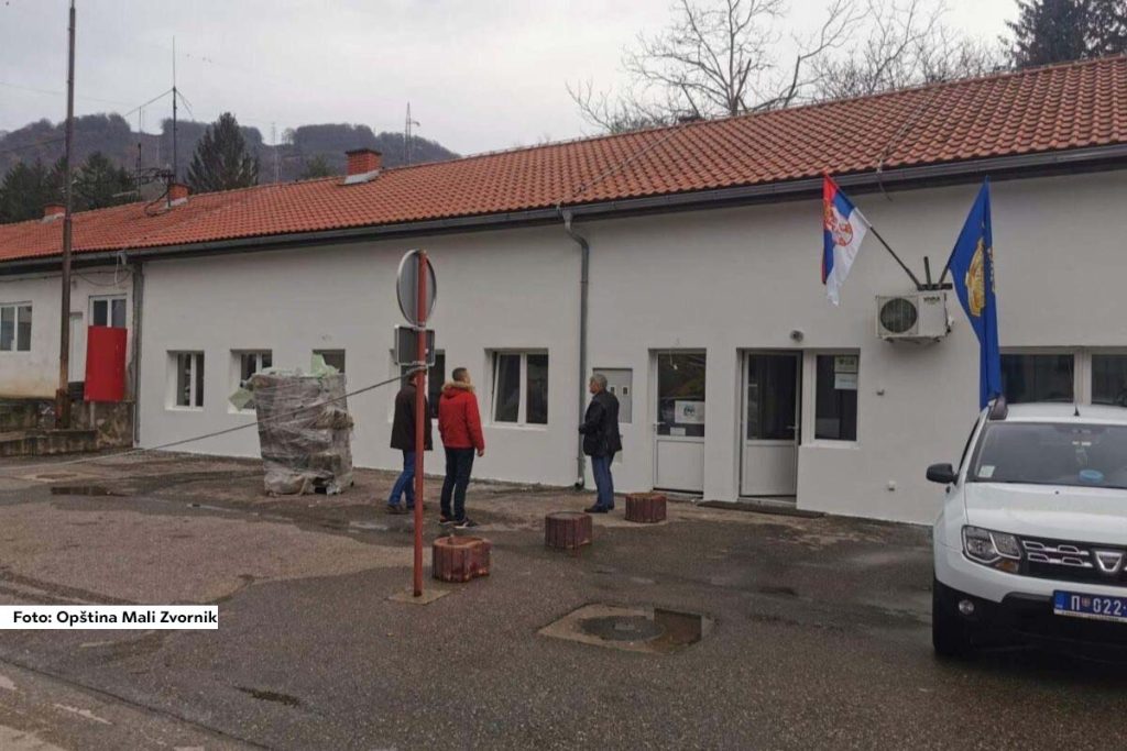 Radnici Javnog komunalnog preduzeća „Drina“ iz Malog Zvornika privode kraju izradu fasade na zgradi Vatrogasnog doma. U toku je postavljanje termoizolacije, pri čemu će površina od 300 m² biti obložena stiroporom.