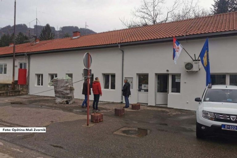 Radnici Javnog komunalnog preduzeća „Drina“ iz Malog Zvornika privode kraju izradu fasade na zgradi Vatrogasnog doma. U toku je postavljanje termoizolacije, pri čemu će površina od 300 m² biti obložena stiroporom.