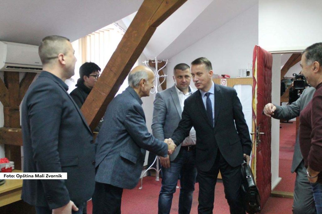 Savetnik predsednika Republike Srbije za regionalna pitanja Adam Šukalo, posetio je opštinu Mali Zvornik, gde je sa lokalnim rukovodstvom razgovarao o aktuelnim investicijama i novim projektima. Poseta je bila deo kontinuirane inicijative predsednika Aleksandra Vučića da se ubrza realizacija projekata dogovorenih prilikom njegovih prethodnih poseta.