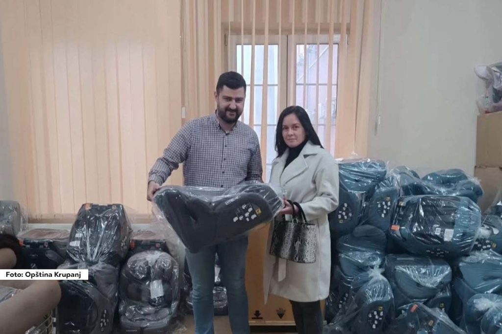 Dodela besplatnih auto-sedišta za najmlađe stanovnike opštine Krupanj održana je u prostorijama opštinske uprave. Ova inicijativa ima za cilj unapređenje bezbednosti dece u saobraćaju i podizanje svesti roditelja o značaju korišćenja auto-sedišta u automobilima.