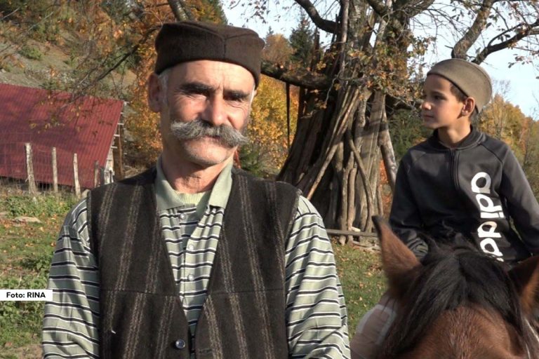 Dok se cene zemljišta na prelepoj Goliji neprestano penju zbog razvoja turizma, jedan domaćin iz sela Plešin odlučio je da postupi drugačije. Umesto da profitira, Vid Luković poklanja deset ari svog imanja, ali samo onima koji su spremni da tu ostanu, žive i rade. Njegov gest nije samo dar, već i snažan apel za spas srpskih sela, koja polako nestaju.