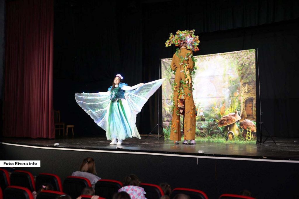 Predškolska ustanova "Poletarac" iz Ljubovije priredila je novogodišnju predstavu za svoje mališane. Predstava je održana 23. decembra u sali bioskopa, sa početkom u 10 sati.