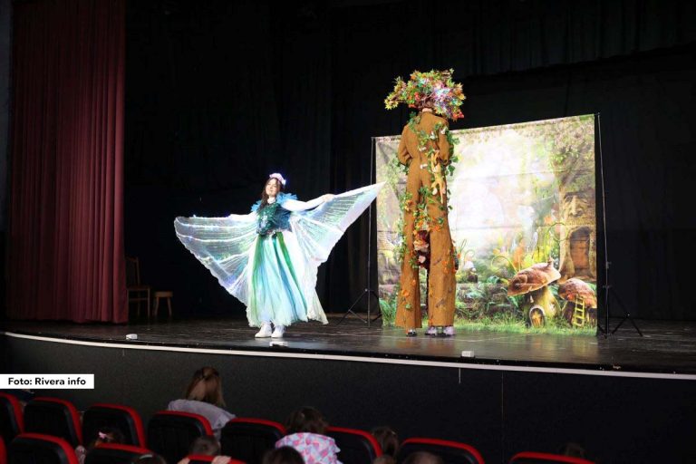Predškolska ustanova "Poletarac" iz Ljubovije priredila je novogodišnju predstavu za svoje mališane. Predstava je održana 23. decembra u sali bioskopa, sa početkom u 10 sati.