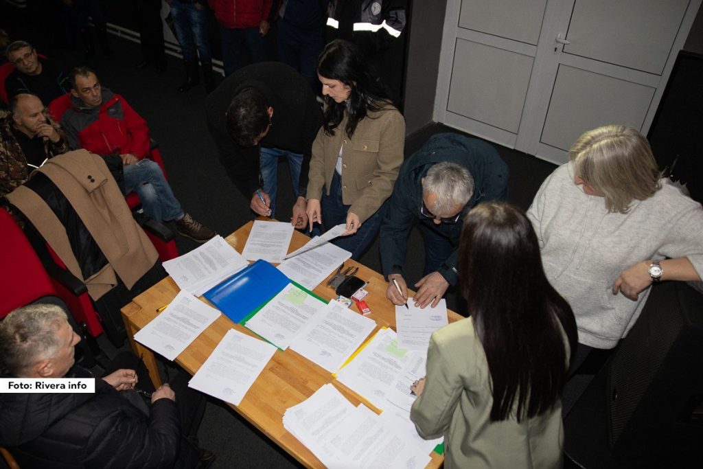 U sali bioskopa opštine Ljubovija danas, 24.12.2024. godine organizovano je potpisivanje ugovora o dodeli subvencija u okviru Programa mera podrške za sprovođenje poljoprivredne politike i politike ruralnog razvoja opštine Ljubovija za 2024. godinu. Ugovori su potpisani sa poljoprivrednim proizvođačima koji su ostvarili pravo na subvencije.