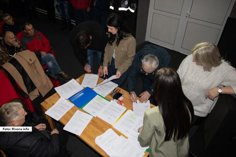 U sali bioskopa opštine Ljubovija danas, 24.12.2024. godine organizovano je potpisivanje ugovora o dodeli subvencija u okviru Programa mera podrške za sprovođenje poljoprivredne politike i politike ruralnog razvoja opštine Ljubovija za 2024. godinu. Ugovori su potpisani sa poljoprivrednim proizvođačima koji su ostvarili pravo na subvencije.