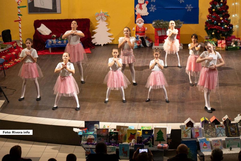 U sredu, 25. decembra 2024. godine, u holu Osnovne škole „Petar Vragolić“ u Ljuboviji održan je novogodišnji koncert učenika Osnovne muzičke škole „Vuk Karadžić“ iz Loznice, odeljenje Ljubovija, i Centra za savremeni ples Studio 001 iz Zvornika.