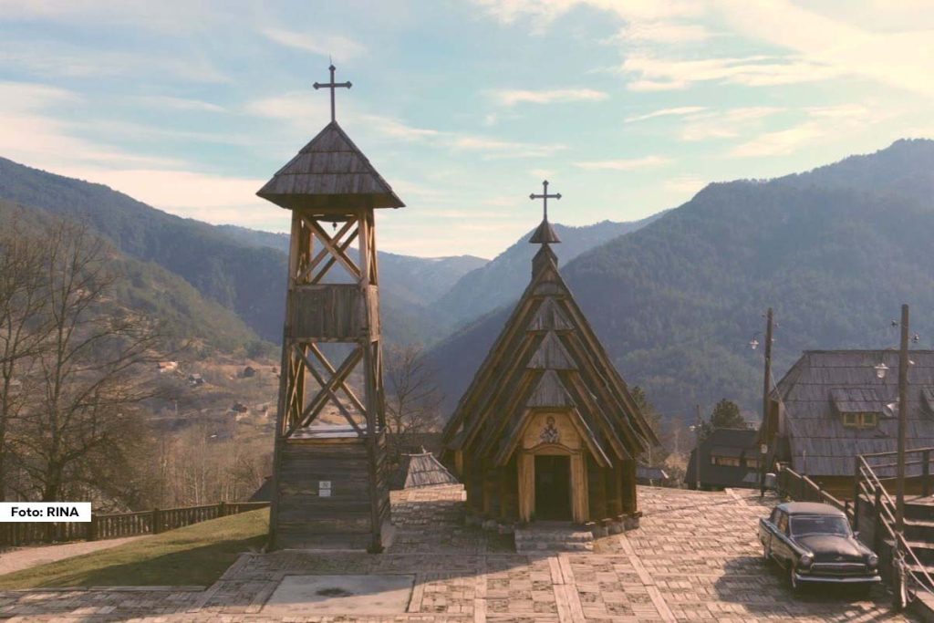 Mokra Gora je ponela prestižno priznanje „Najbolje turističko selo sveta UNWTO“, koje dodeljuje Svetska turistička organizacija Ujedinjenih nacija. Ovo priznanje prepoznaje značaj održivog razvoja i očuvanja ruralnih sredina.