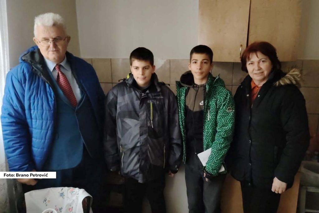 U prostorijama Udruženja žena „Vila“ u Ljuboviji, deca koja koriste usluge Dnevnog boravka dobila su povodom novogodišnjih praznika posebne paketiće. Poklone su uručili Novak Vasić, rodom iz Ljubovije, i njegovi unuci Novak i Ljubomir, koji su u Ljuboviju doputovali iz Novog Sada.