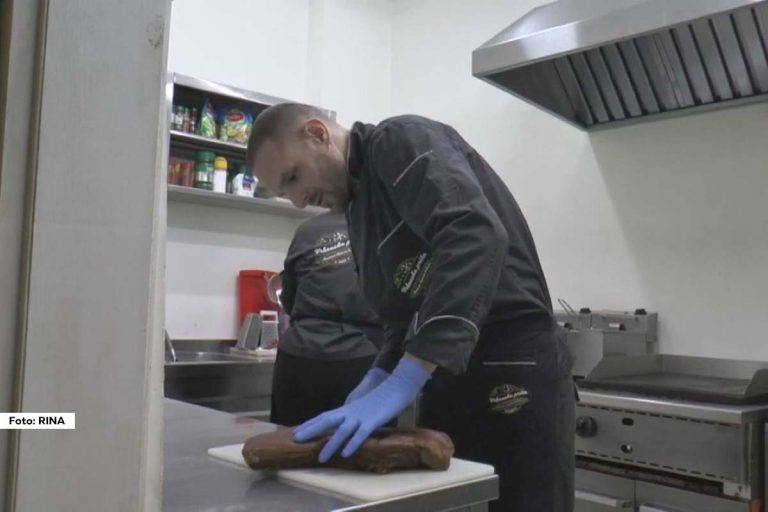 Nakon što je proveo deset godina radeći u restoranima širom Rusije, profesionalni kuvar Srđan Joksić odlučio je da se vrati u rodno selo Donja Vrbava i ostvari svoj dugogodišnji san. Uložio je trud i viziju kako bi seosku birtiju, koja je bila u lošem stanju, preoblikovao u prestižan restoran poznat po vrhunskim tradicionalnim jelima.