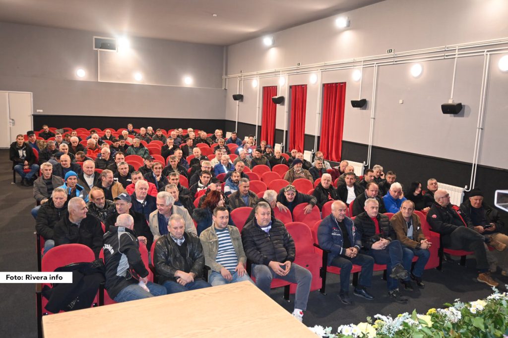 Juče je podeljen deo boračkih legitimacija borcima sa teritorije opštine Osečina. U sali Narodne biblioteke Osečina, predsednik opštine Osečina Nikola Tomić i predsednik Skupštine opštine Osečina, Svetozar Gačić, pozdravili su 170 građana opštine koji su stekli status borca