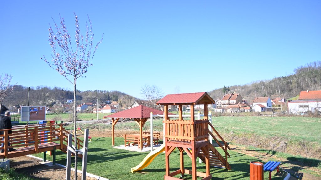 Dolazak proleća i sunčanih dana omogućio je da se na novom dečijem igralištu u opštini Osečina pod nazivom "Igralištance" završe radovi nasipanja zemlje i postavljanja busen tepih trave.