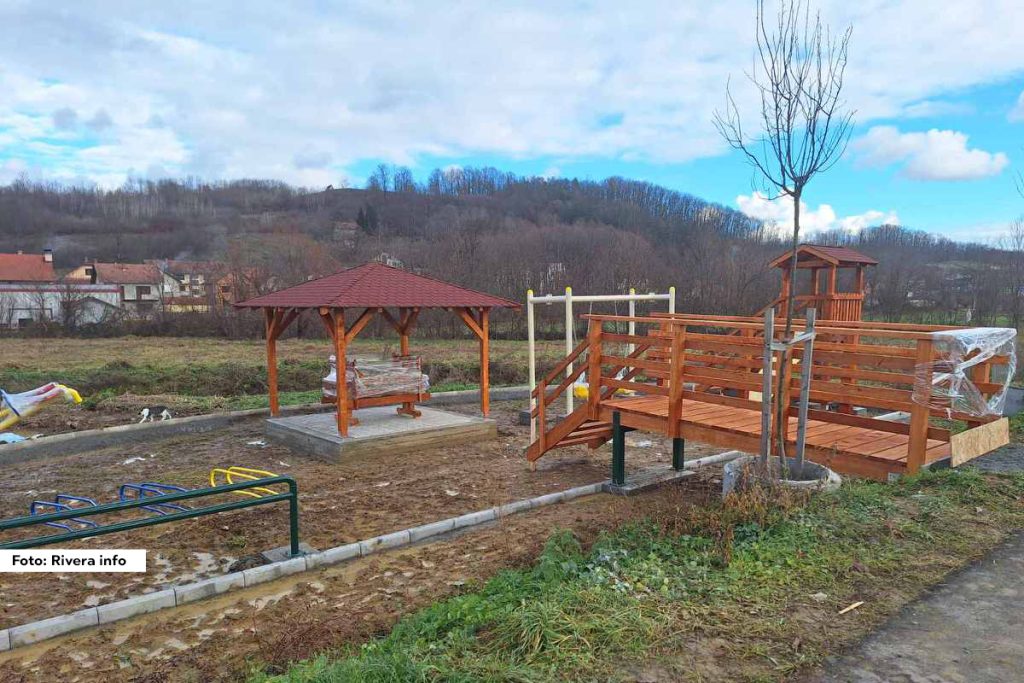 Ovih dana završeno je dečije igralište u naselju Piskavice, opština Osečina, zahvaljujući sredstvima Ministarstva zaštite životne sredine uz učešće opštine.