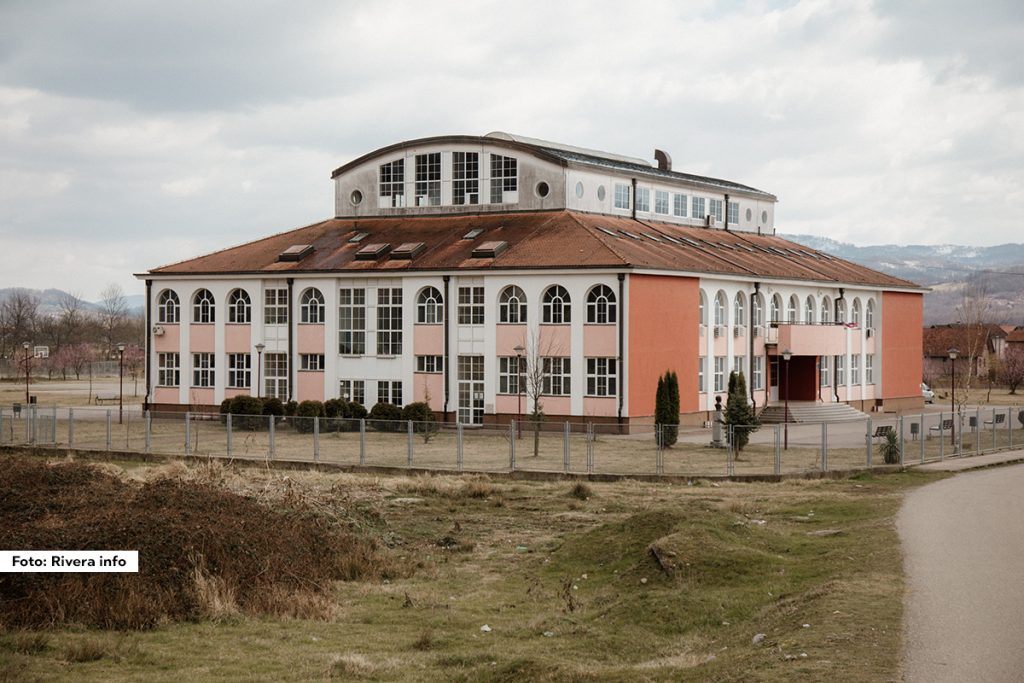 Opština uvodi optički internet od jeseni u izdvojena odeljenja Osnovne škole „Petar Vragolić“ i većinu mesnih zajednica, što će značajno unaprediti uslove za obrazovanje i digitalnu pismenost učenika. 