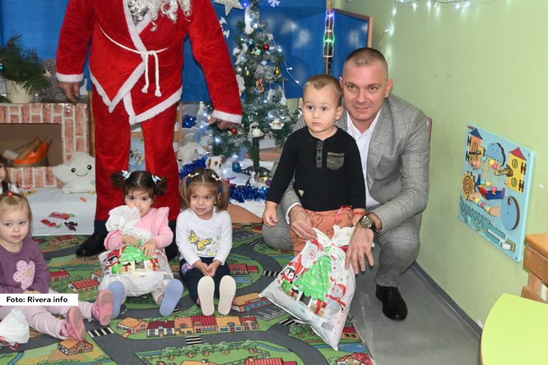 Opština Osečina je i ove godine obradovala mališane iz Predškolske ustanove "Lane" novogodišnjim paketićima. Paketiće je dodelio Deda Mraz uz prisustvo predsednika opštine Nikole Tomića, zamenice predsednika Biljane Mićić i direktorke ustanove Dušice Grujičić.