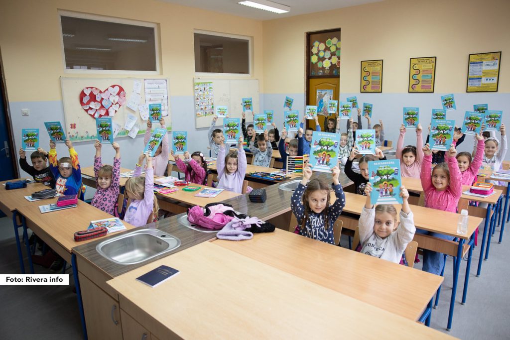 Članovi Saveta za bezbednost saobraćaja danas su u Osnovnoj školi „Petar Vragolić“ podelili učenicima prvog razreda knjige „Pažljivkova pravila u saobraćaju“. Ove knjige, koje su osmišljene sa ciljem edukacije mladih će pomoći đacima da lakše usvoje osnovna pravila saobraćaja i steknu svest o važnosti bezbednog ponašanja u saobraćaju.