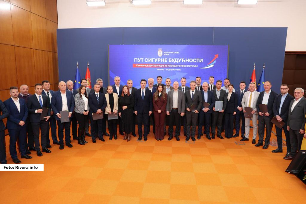 Juče je u "Palati Srbija" predsednik opštine Osečina, Nikola Tomić sa ministarkom privrede Adrijanom Mesarović potpisao ugovor o izgradnji puta za Kik u dužini od 1.5 km i rekonstrukciju kraka ulice Vuka Karadžića. Pored opštine Osečina na ceremoniji "Put sigurne budućnosti" dodeljeni su ugovori za još 19 gradova i opština.