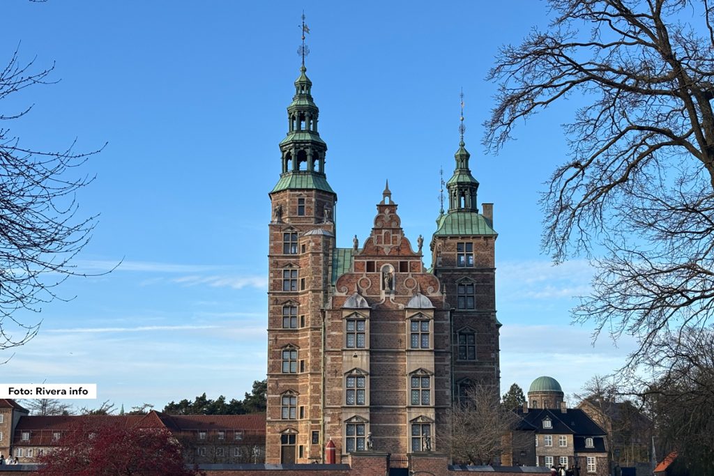 U samom srcu Kopenhagena, skriven među drevnim stablima Kraljevskog vrta, nalazi se jedan od najvažnijih istorijskih spomenika Danske – Rosenborg dvorac, koji je i danas nezaobilazna destinacija za sve ljubitelje istorije, umetnosti i arhitekture.