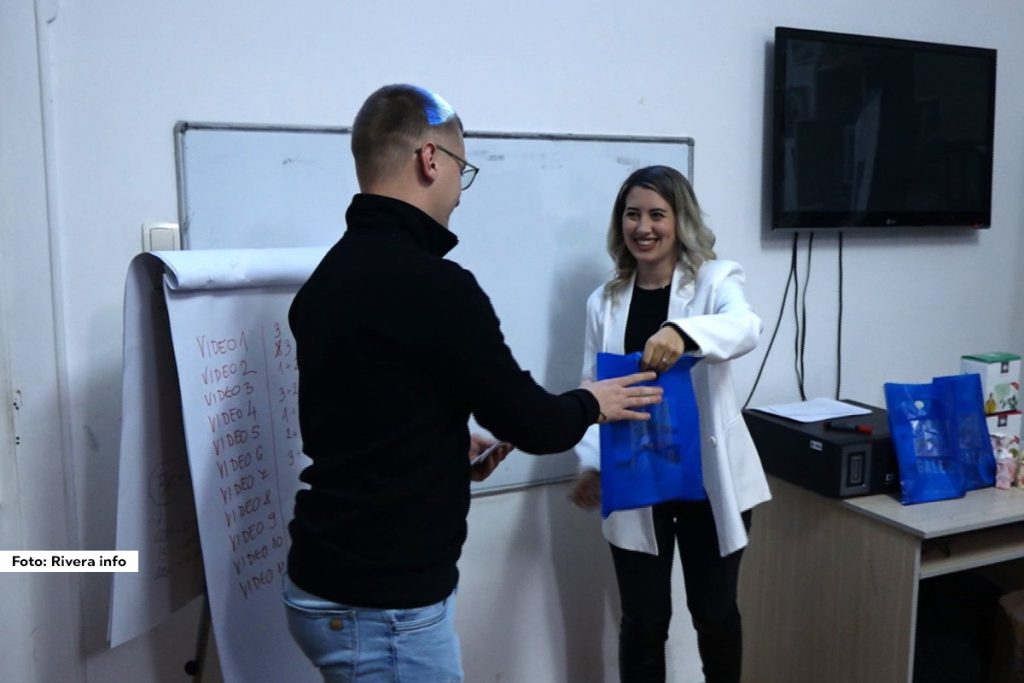 Završen je drugi video konkurs “Šabac iz mog ugla”, a ovogodišnji pobednik je Mladen Lazić, kome je pripala nagrada od 15.000 dinara. Drugoplasirana je Lana Marković, kojoj je uručeno 10.000, a treću poziciju je zauzeo Marko Gavrilović i nagradu od 5.000 dinara. Novčane vaučere je obezbedio Galeb electronics.