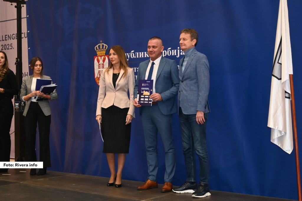 Na osnovu Javnog poziva za dodelu sredstava radi finansiranja projekata ugradnje solarnih panela i prateće instalacije za proizvodnju električne energije za sopstvene potrebe u objektima od javnog značaja u JLS, koji je raspisalo Ministarstvo rudarstva i energetike, opštini Osečina odobreno je 6.502.193,00 din za ugradnju krovne hibridne fotonaponske solarne elektrane.