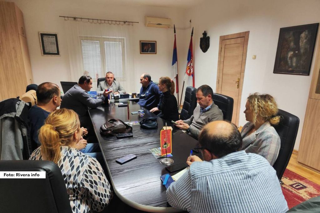 Aktivnosti na otklanjanju posledica snežnih padavina na teritoriji opštine Osečina su u punom jeku. Štab za vanredne situacije u Osečini razmatrao je danas stanje na teritoriji opštine usled obilnih snežnih padavina i vremenskih nepogoda sa posebnim fokusom na mere zaštite i spasavanja.