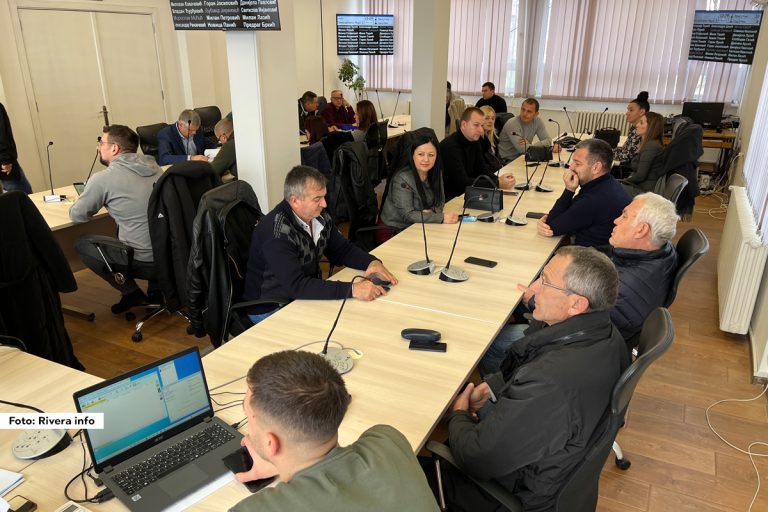 Sednica Skupštine opštine Ljubovija, koja je zakazana u petak po hitnom postupku, održana je u zgradi Opštinske uprave u petak, 30. decembra sa početkom u 10 časova. Predsednik Skupštine opštine Ljubovija Aleksandar Đukić predložio je dnevni red sa tri tačke. Sednici su prisustvovali predsednik Opštine Ljubovija Milan Jovanović i njegov zamenik Ljubomir Jevremović.