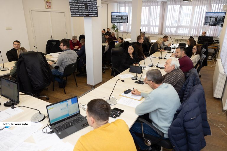 Redovna sednica Skupštine opštine Ljubovija, VIII po redu, koju je sazvao predsednik Skupštine Aleksandar Đukić, održana je u utorak u zgradi Opštinske uprave sa početkom u 10 časova. Sednici je prisustvovao i predsednik Opštine Ljubovija Milan Jovanović.