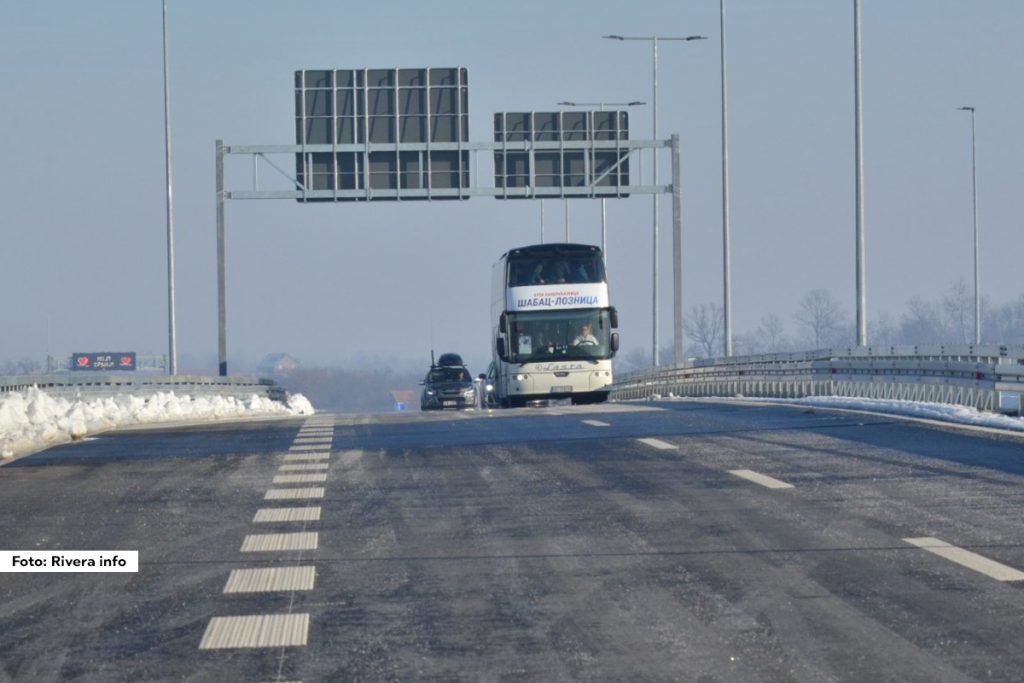 Brza saobraćajnica koja spaja Mačvu i Podrinje, Šabac i Loznicu, otvorena je danas. Saobraćajnica je duga 54,5 kilometra i nastavak je prošle godine otvorenog auto-puta Ruma–Šabac sa novim mostom na Savi.