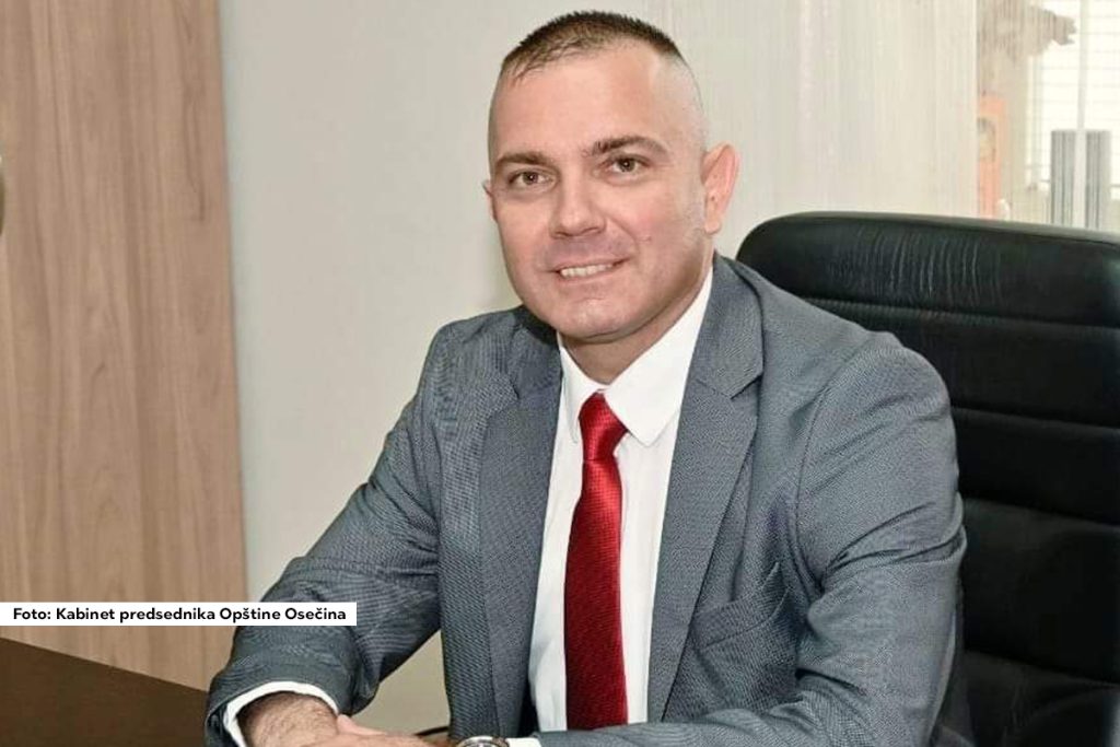 Predsednik Opštine Osečina Nikola Tomić u svom dopisu medijima osudio je korišćenje i zloupotrebu maloletnih učenika u političke svrhe. Njegov dopis prenosimo u celosti.