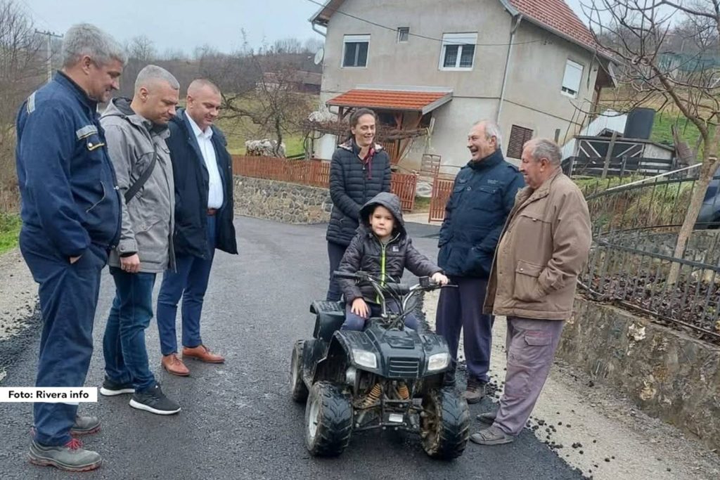 Iako nisu verovali da će taj dan doći, žitelji sela Komirić, zaseok Donja mala uz Konjušicu, dočekali su asfaltiranje ovog seoskog puta.