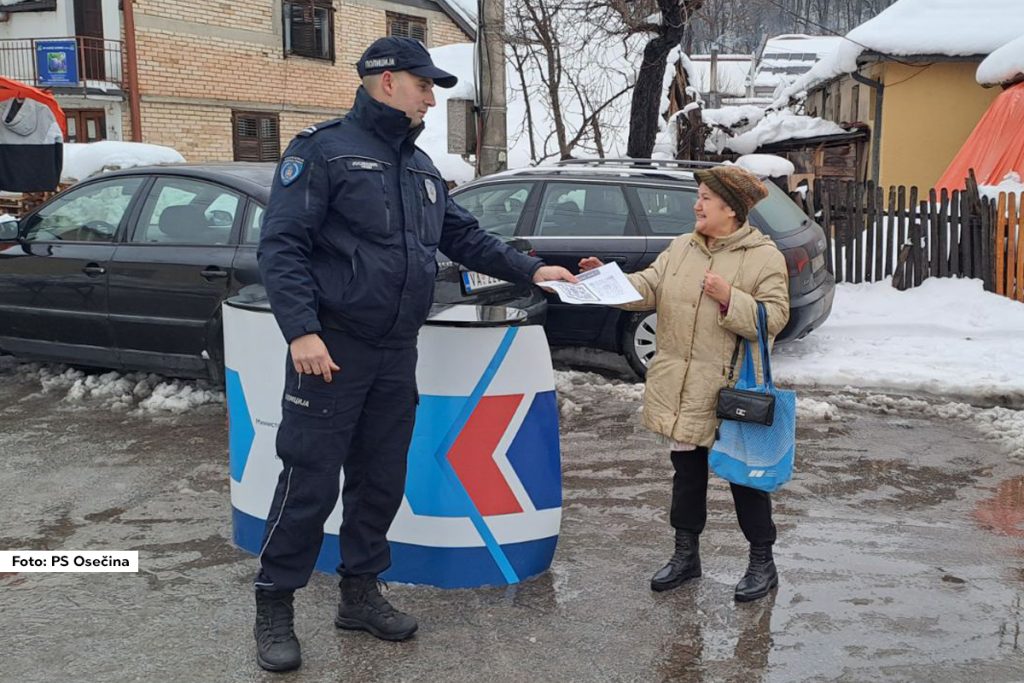 Povodom predstojećih novogodišnjih i božićnih praznika policijski službenici PS Osečina preduzeli su preventivne aktivnosti kroz informisanje i podizanje svesti građana, prvenstveno mlađe populacije i njihovih roditelja, u cilju smanjenja posledica od korišćenja različitih vrsta pirotehničkih sredstava.